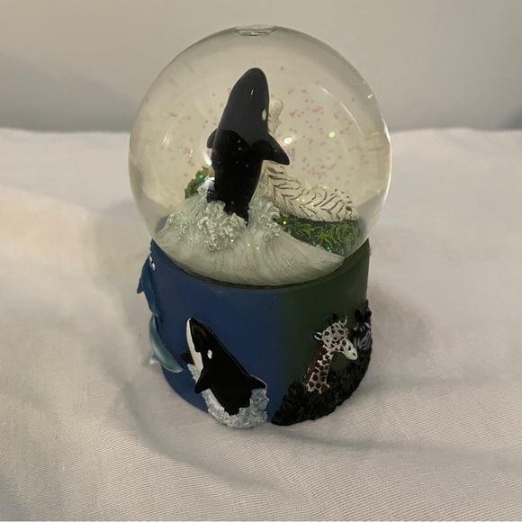 NEW Sea World / Busch Gardens “Conservation. It’s In Our Nature” Snow Globe - Picture 5 of 6